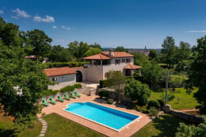 Rustic villa Catarina with pool in Tinjan
